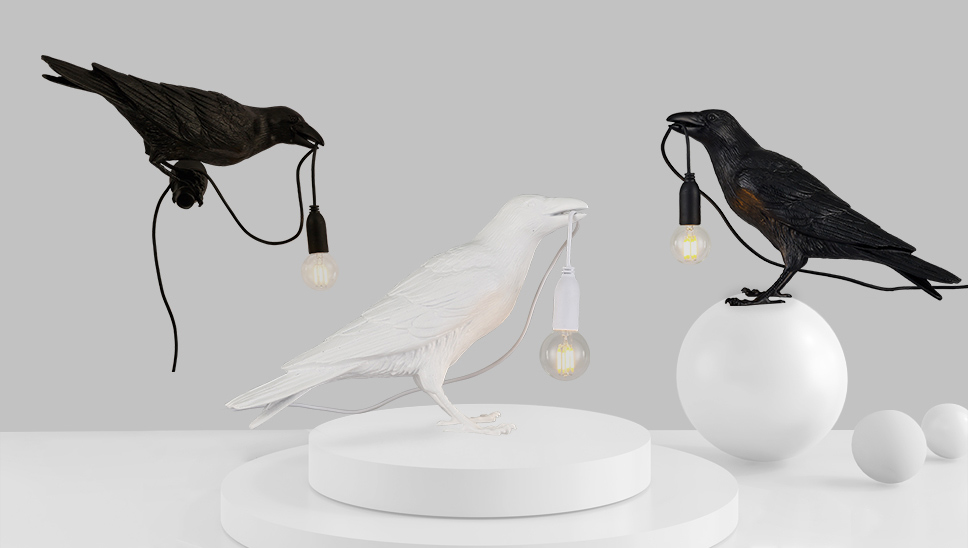 Lâmpadas de pássaros com placa de corvo criativo